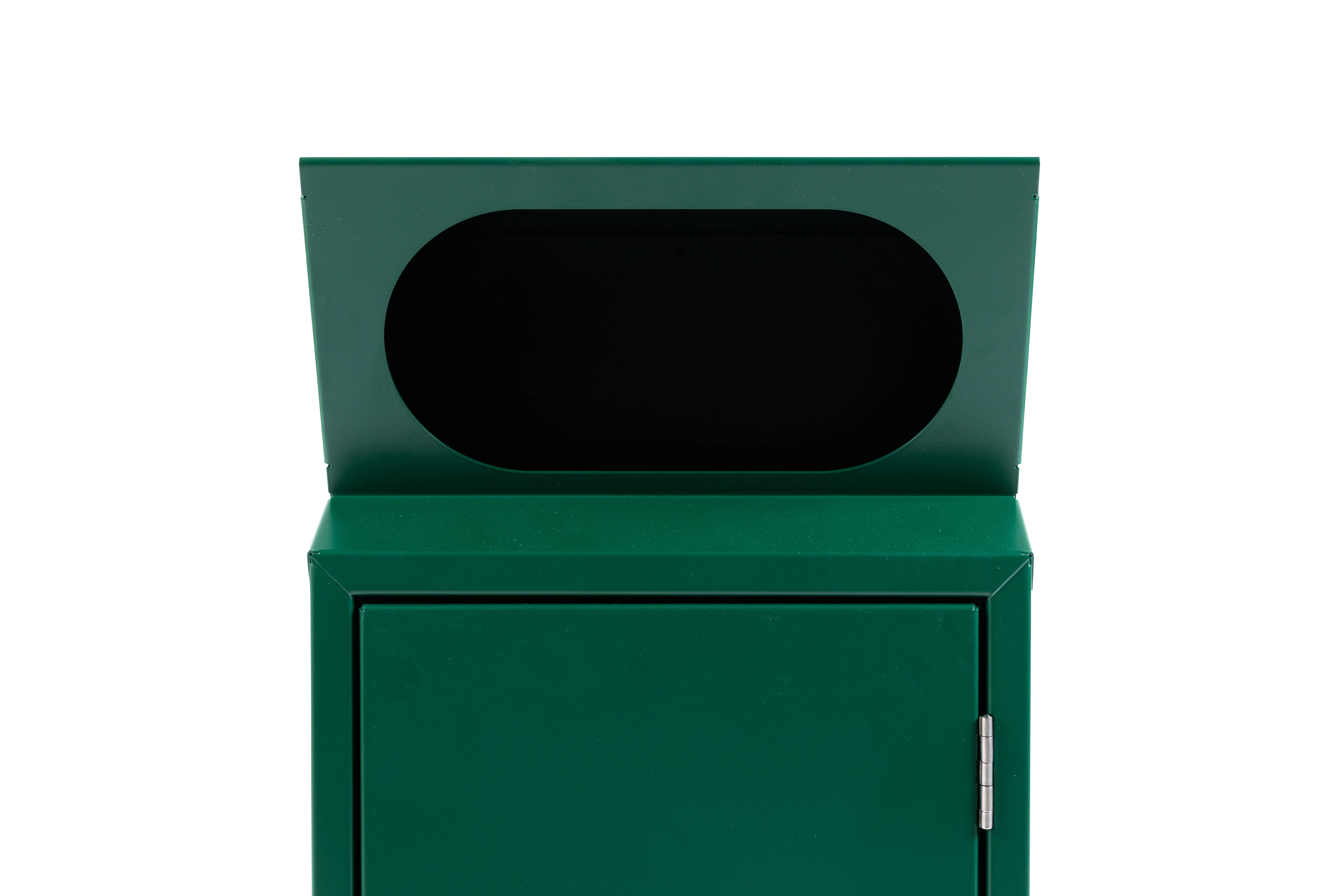 Detailaufnahme des ovalen Einwurfs am Mülleimer Griffloch in Tannengrün