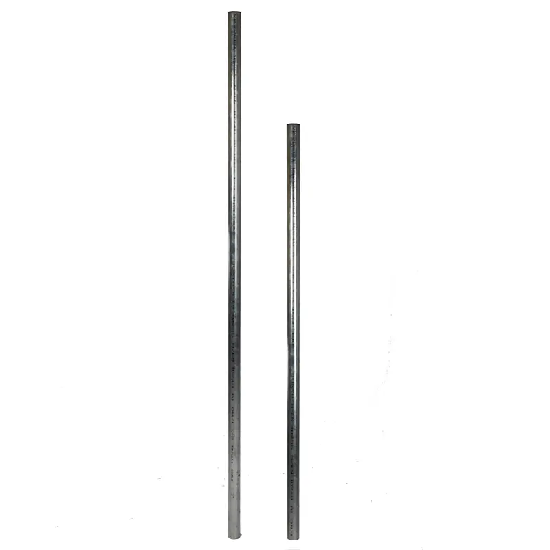 Zwei verzinkte Stahlrohre in unterschiedlicher Länge vor weißem Hintergrund – ideal als Pfosten für Verkehrszeichen oder Spiegelmontage.